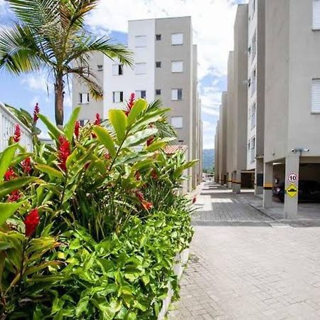 Apto Em Ubatuba Divisa Com A Praia De Itagua E Facil Acesso As Praias Fica Ao Lado Do Atacado Tenda Da Rodovia Rio Santos Bagian luar foto