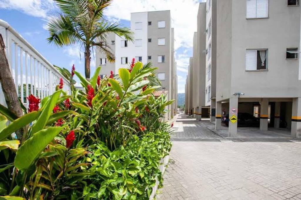 Apto Em Ubatuba Divisa Com A Praia De Itagua E Facil Acesso As Praias Fica Ao Lado Do Atacado Tenda Da Rodovia Rio Santos Bagian luar foto
