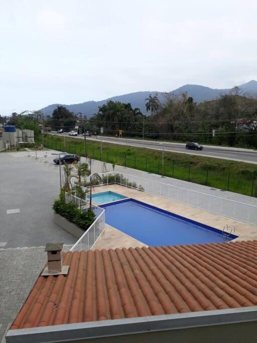 Apto Em Ubatuba Divisa Com A Praia De Itagua E Facil Acesso As Praias Fica Ao Lado Do Atacado Tenda Da Rodovia Rio Santos Bagian luar foto